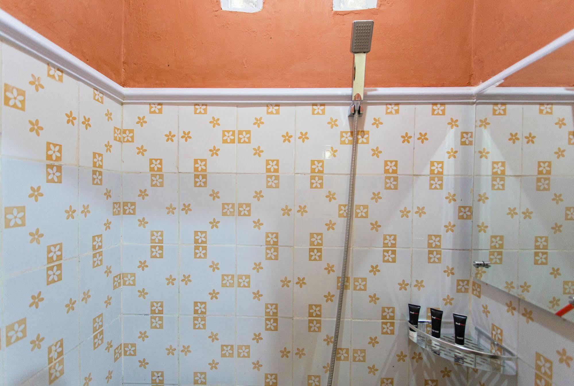 Reddoorz @ Pesanggrahan Mencil Eksteriør bilde