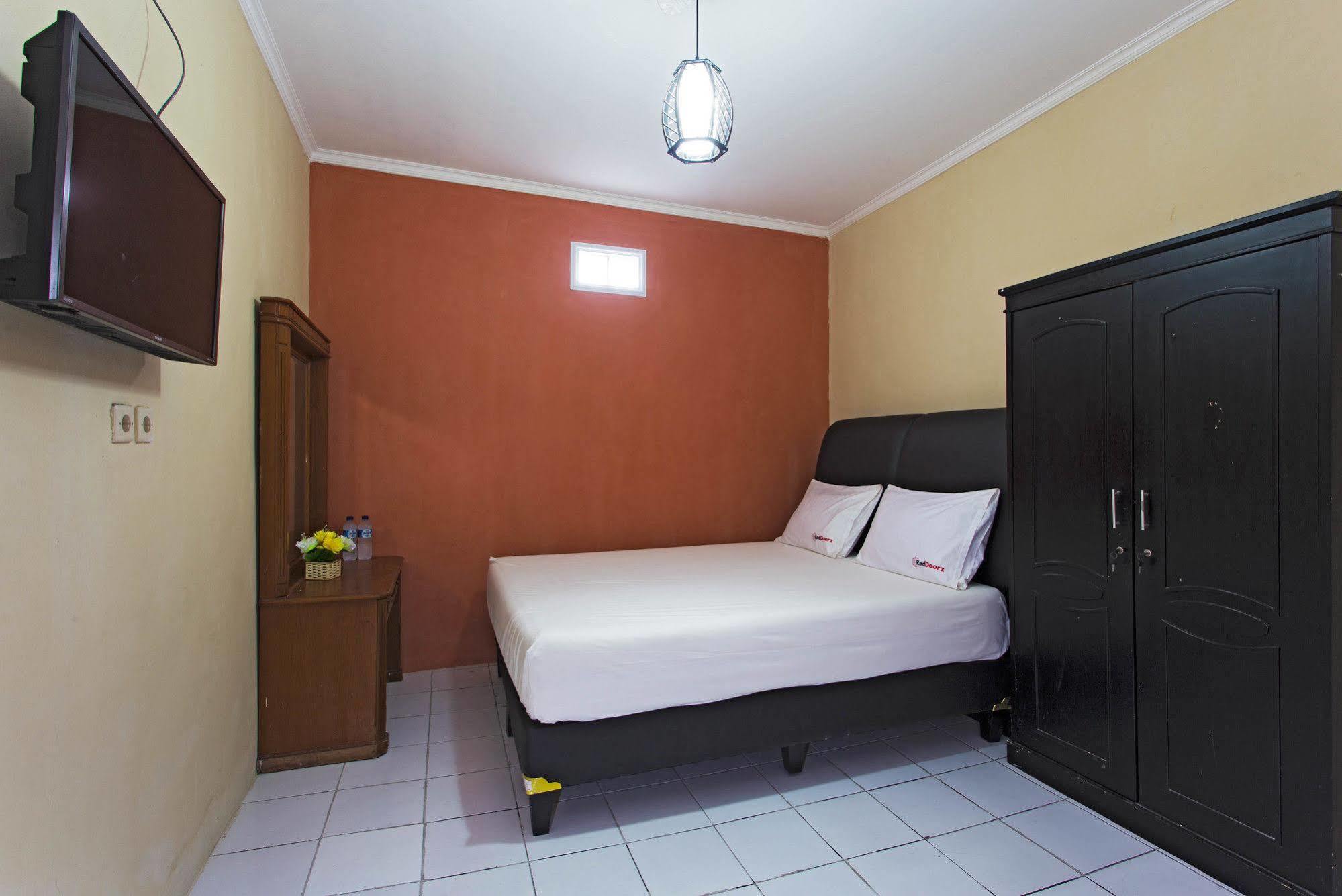 Reddoorz @ Pesanggrahan Mencil Eksteriør bilde