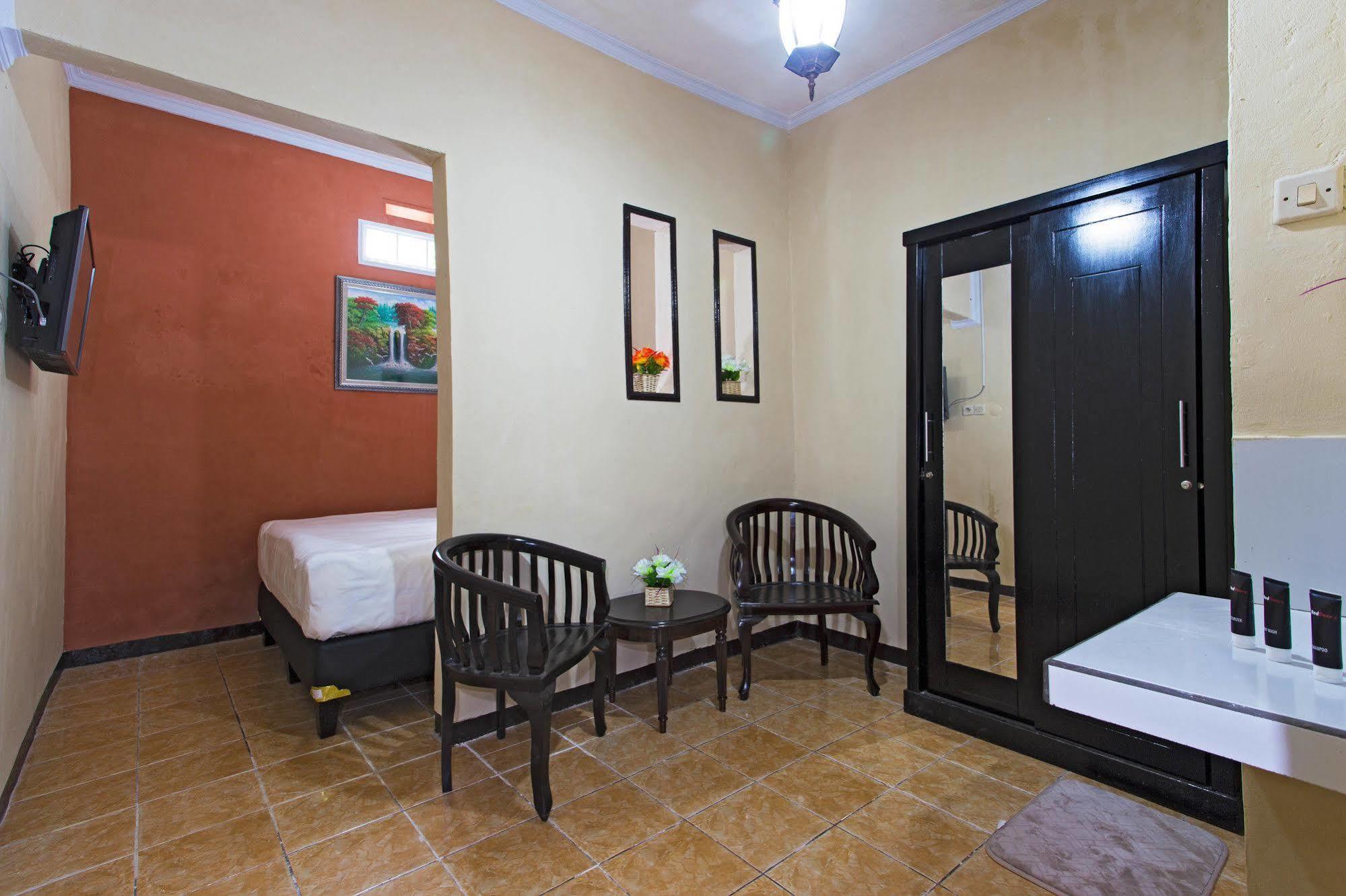Reddoorz @ Pesanggrahan Mencil Eksteriør bilde